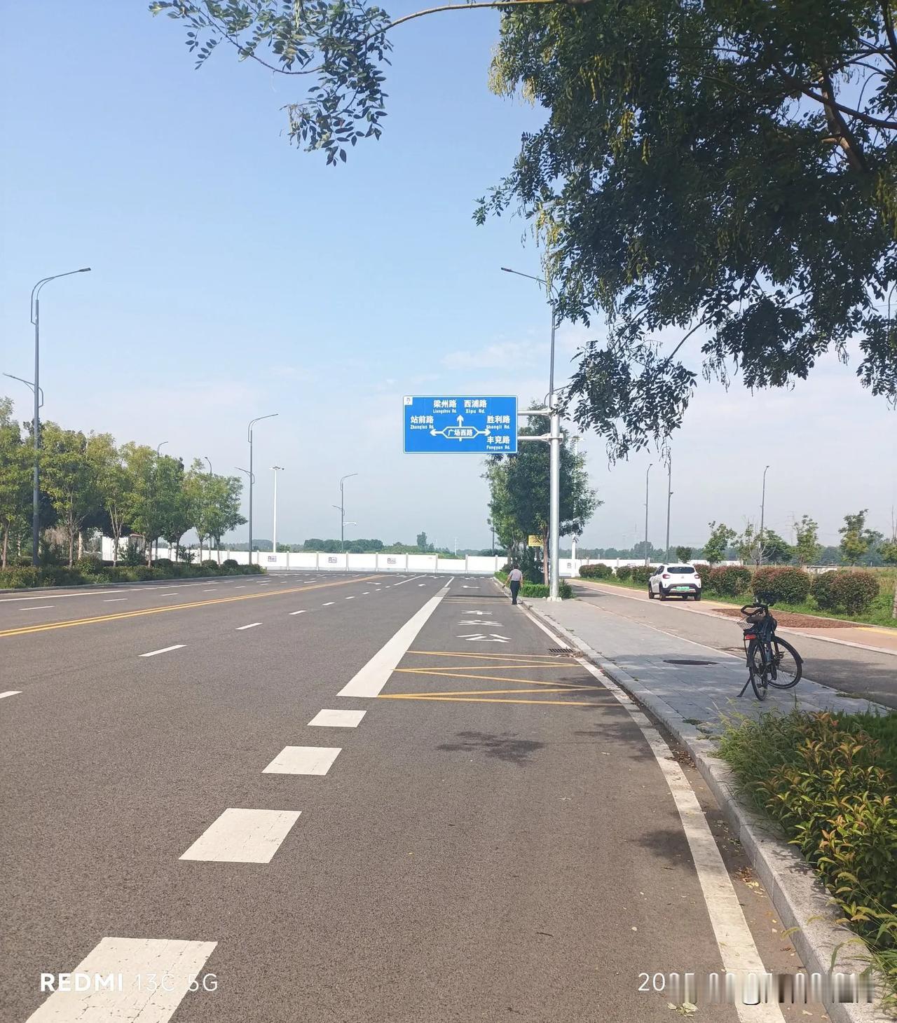 🚥在这个路口怎么正确右转？
在写“公交车”的地方之前的白粗虚线处能进入右转车道