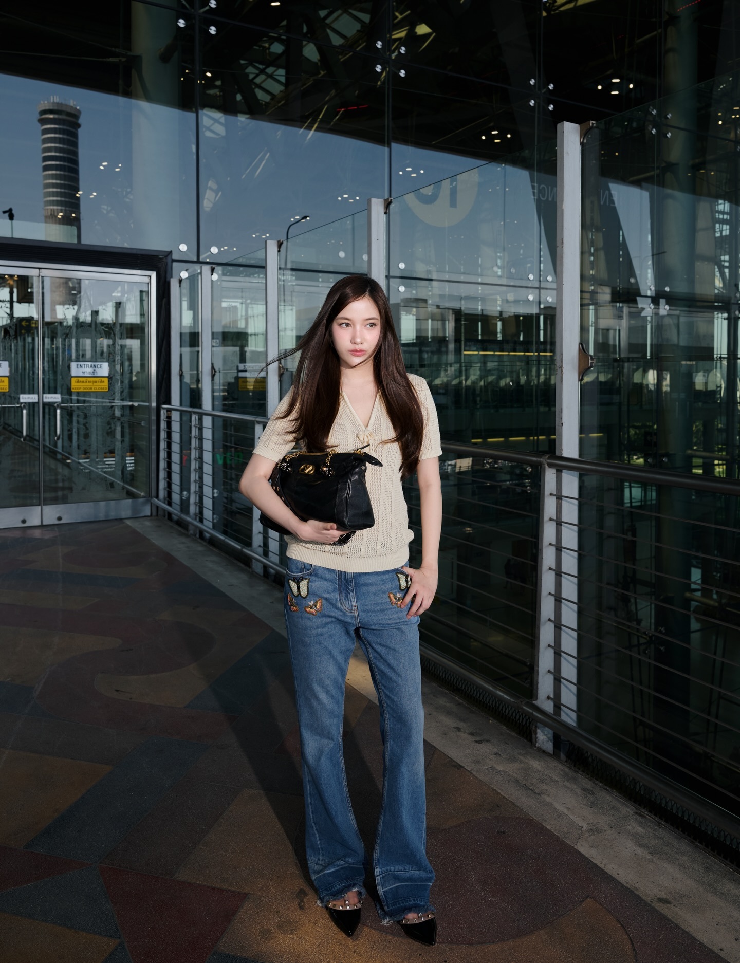 Freen Sarocha出发前往罗马Valentino大秀，代言人继1月底的高