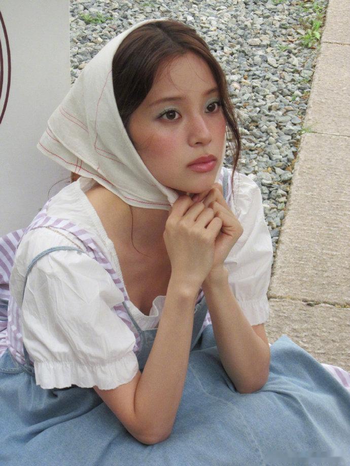 又一次被欧阳娜娜审美折服 真的会被娜比的小巧思惊艳到！这次田园风大片，最绝的就是