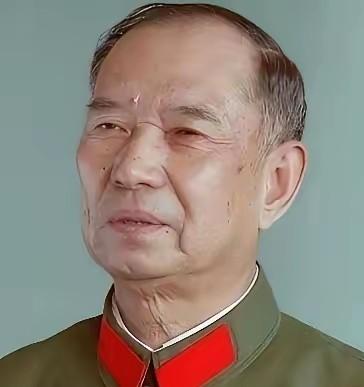 1982年，开国少将尤太忠视察部队，见一副团长好生眼熟，暗骂一句大事不好，立刻打