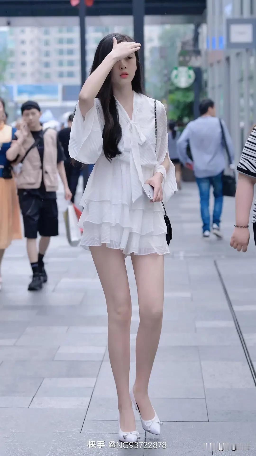 夏日清新穿搭，白色连衣裙搭配小白鞋，元气满满！🌞👗👠