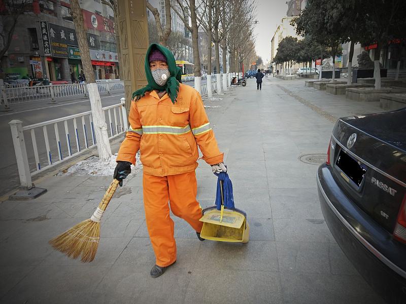 必须支持为环卫工发放高温补贴，这不是福利，是刚需！地表温度超40℃，环卫工中暑晕