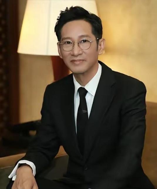 演员王劲松，今年五十八，无儿无女，没有结过婚。有记者问他，不想找个人共度余生吗，