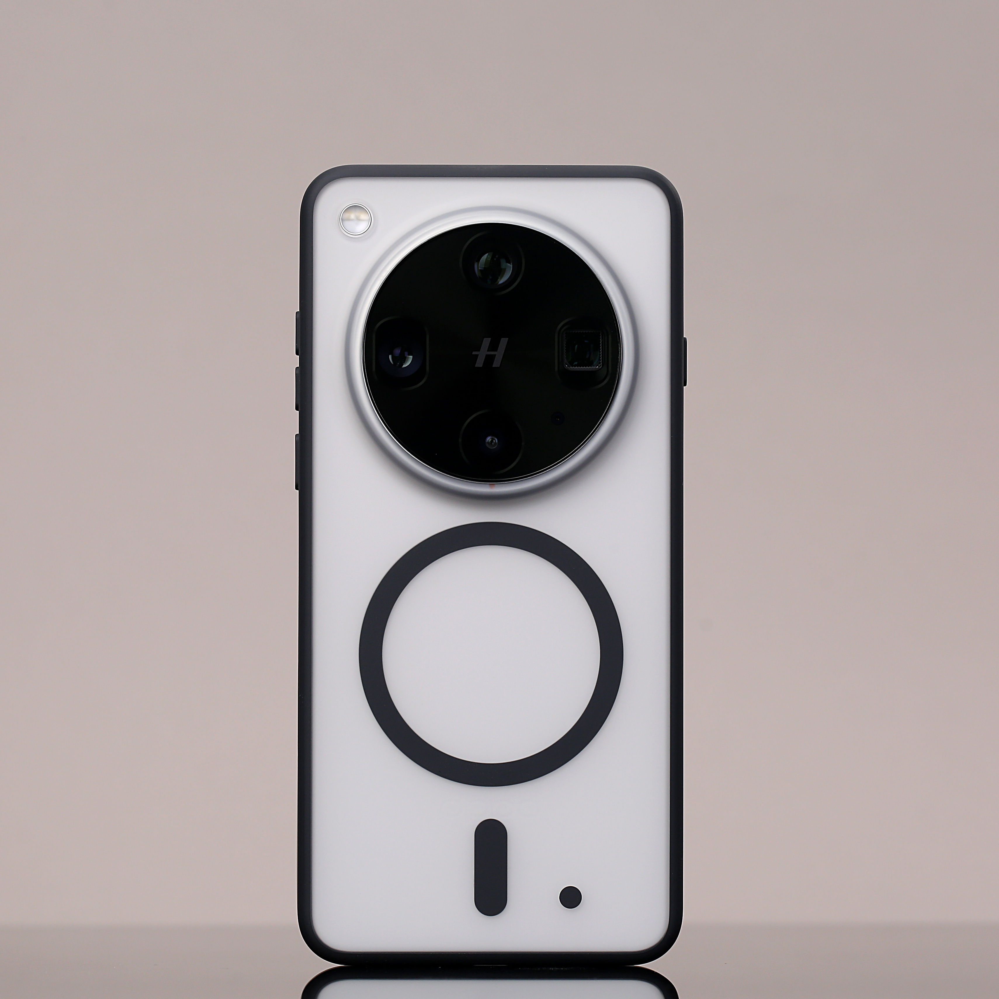 朋友们，Find X8 Ultra 013 磁吸黑来了。日常搭配原厂磁吸小涡轮无