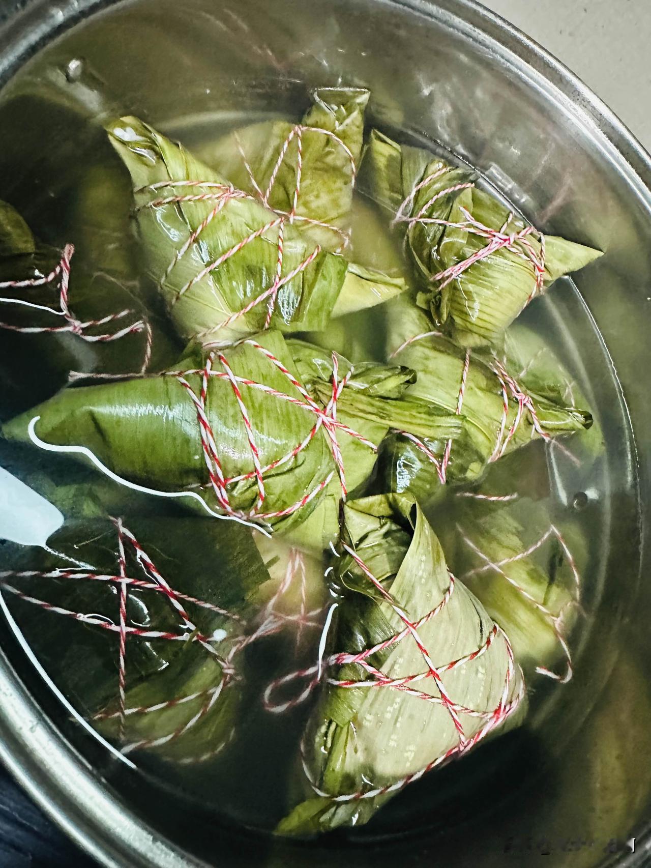 [捂脸][捂脸][捂脸]
没发现我一晚上没冒泡吗？
手都泡白了干出来一锅粽子
哈