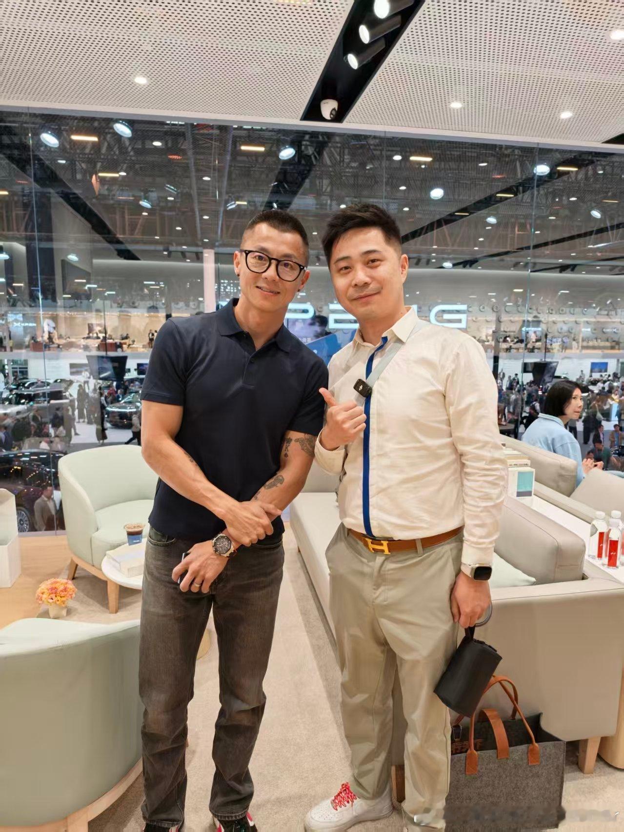 嚯！震哥复更了今年北京车展偶遇震哥的合影，终于可以拿出来了