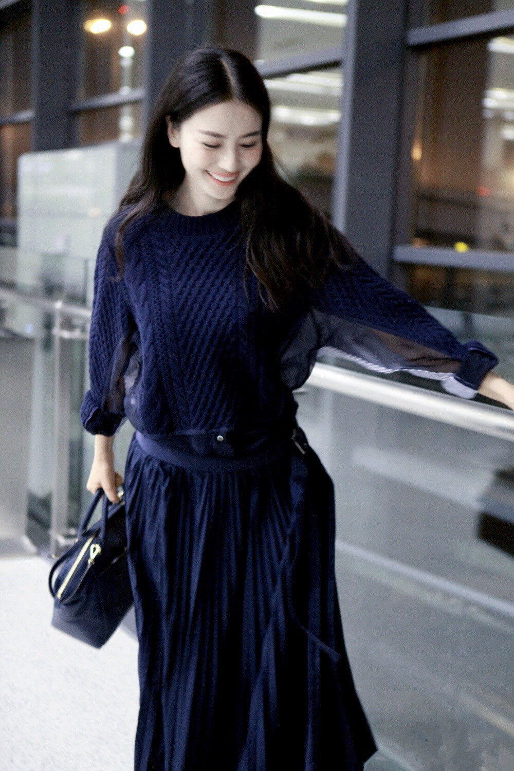 刷到姐姐这组画面瞬间被温暖到！她低头浅笑的模样，温柔得像春日里的风，这种松弛又治