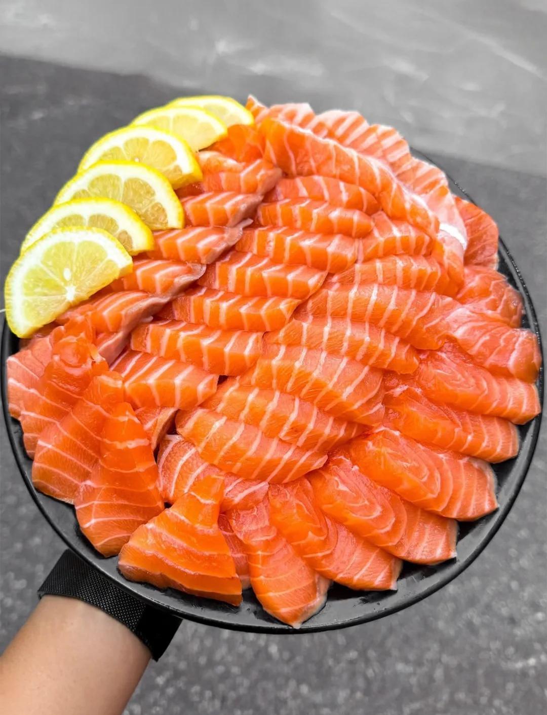 买三文鱼套餐吃到虹鳟食客起诉餐厅三文鱼和虹鳟也是重灾区，好在我是真吃不了，总觉得