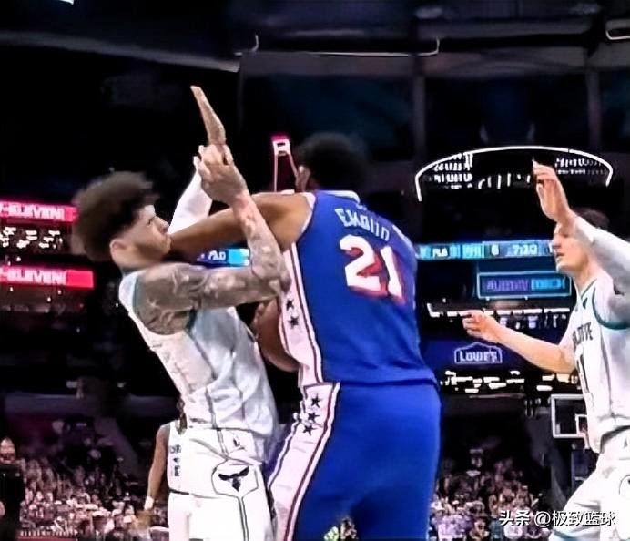 恩比德真是太强硬了！在今76人对阵黄蜂的首节比赛中，恩比德进攻中肘部撞击到三球面