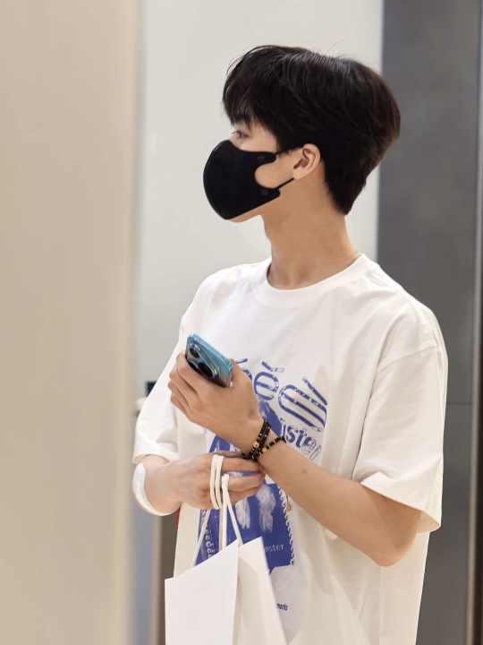 重庆偶遇何洛洛逛街偶遇何洛洛 网友重庆逛街偶遇何洛洛！ 