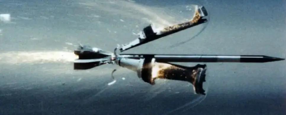 尾翼稳定脱壳穿甲弹弹拖分离瞬间