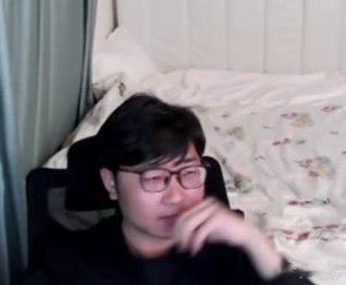 雕哥：你们那些逼天天让我单排练两把，单排有啥用啊，我前天单排两把和东南亚那帮逼打