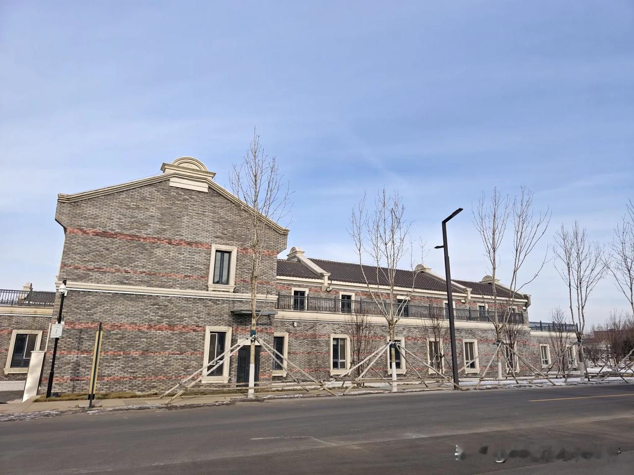 长春北湖公园这边又多建了好多小房子，挺好看的，古色古香的，也不知道干什么用啊，就