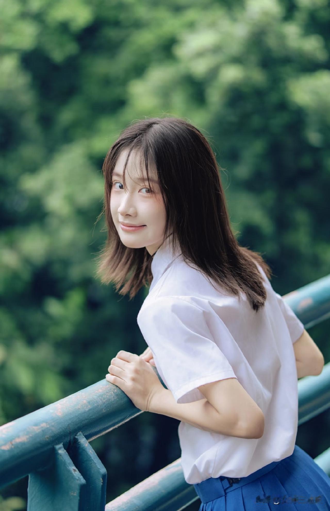 一个女孩靠在栏杆上微笑。