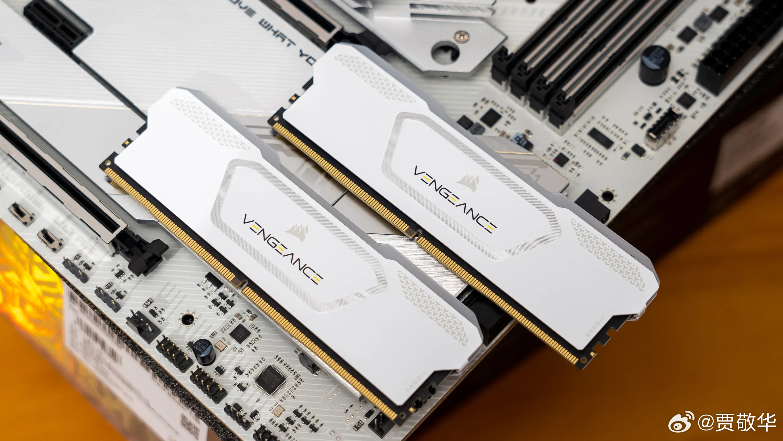 朋友去年买了2条16G内存，花了不到800多块钱。据说，现在这2条16G内存可以