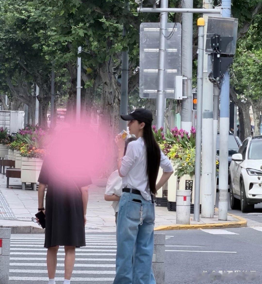 上海街头偶遇Angelababy她还带着儿子小海绵。小家伙身高已经蹿到妈妈下巴了