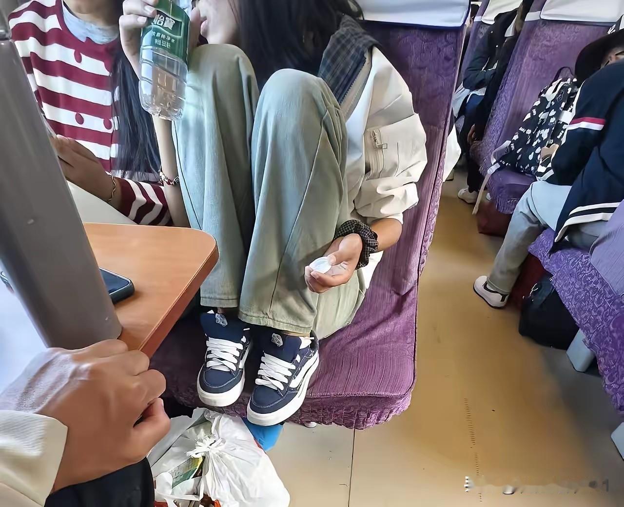 9月12号下午，拉萨开往重庆西的火车上，整个车厢都是去内地求学的藏族学生，甚至有