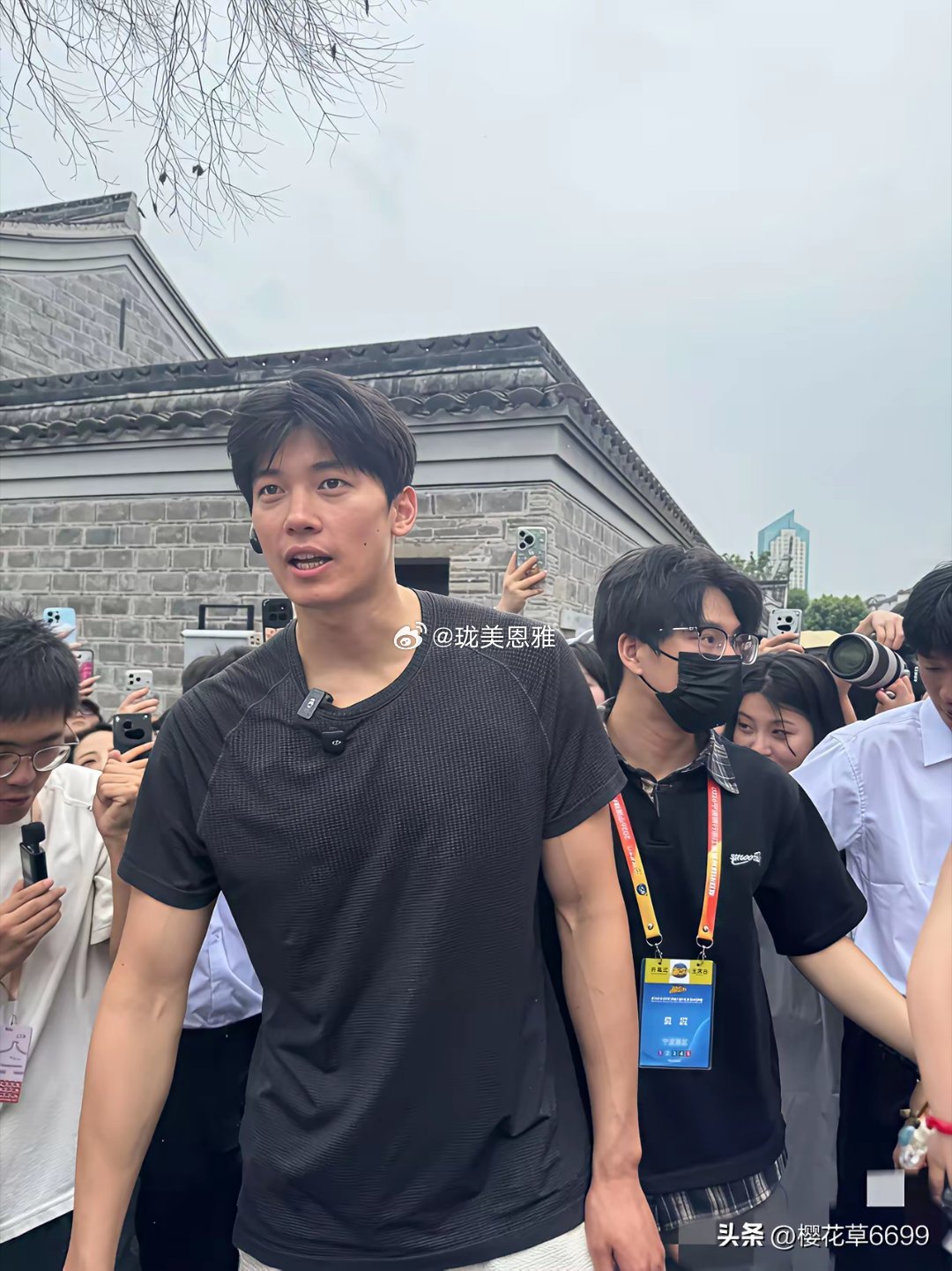 但凡有公司把他包装下娱乐圈那些顶流都得一边站 