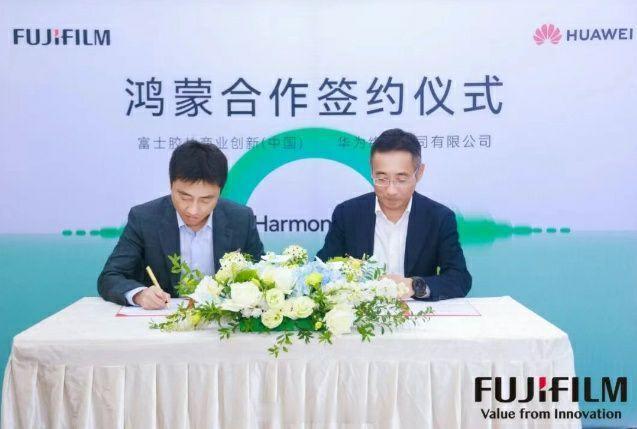 看这张签约图还以为华为影像跟富士胶片联名了呢[允悲]其实是富士胶片商业创新（中国