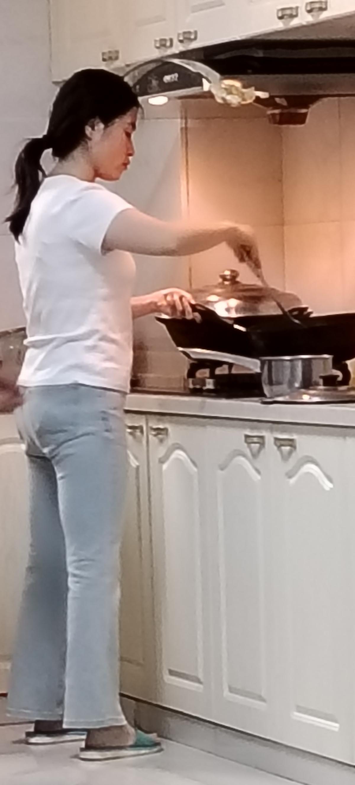 美美的小厨娘上线了，看着挺像那回事。
