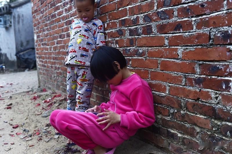 关闭网络游戏，我不支持。网游不是洪水猛兽，它能让人放松、社交，还有文化价值，像一