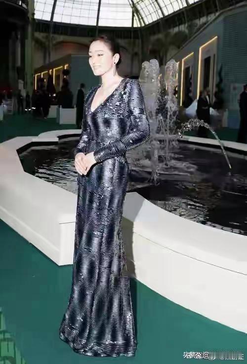 天呐！巩俐这身材太惊艳了，胸围几乎到肚脐，状态却依旧十分亮眼 