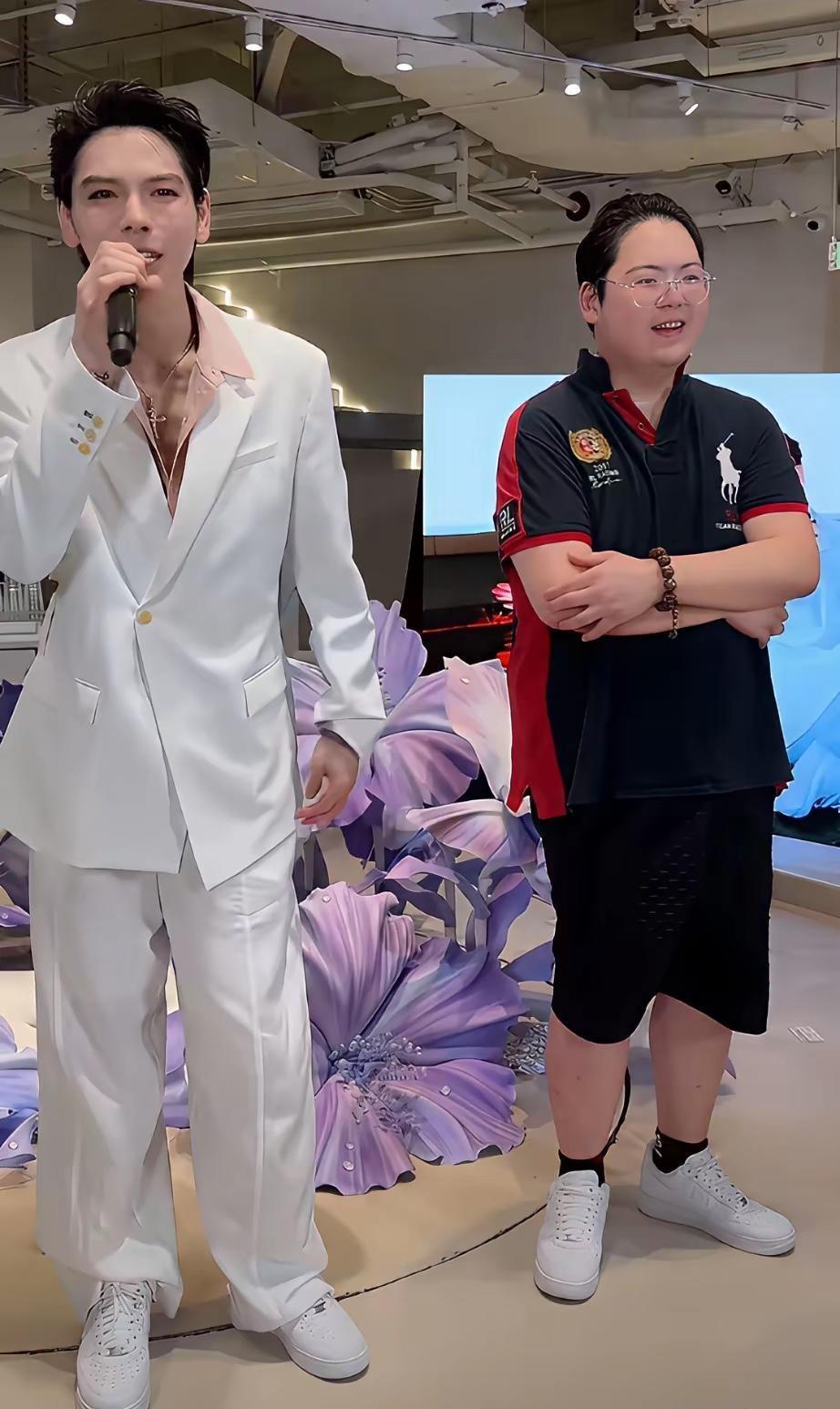 难怪向太看不上向佑！原来是狐假虎威
你说打架吧，翻看了他3次打架的公开报道，第一