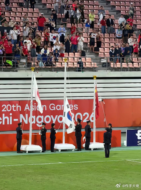韩国队这回属实难堪！本场亚运男足决赛，韩国 1 比 0 击败日本拿下冠军。颁奖仪