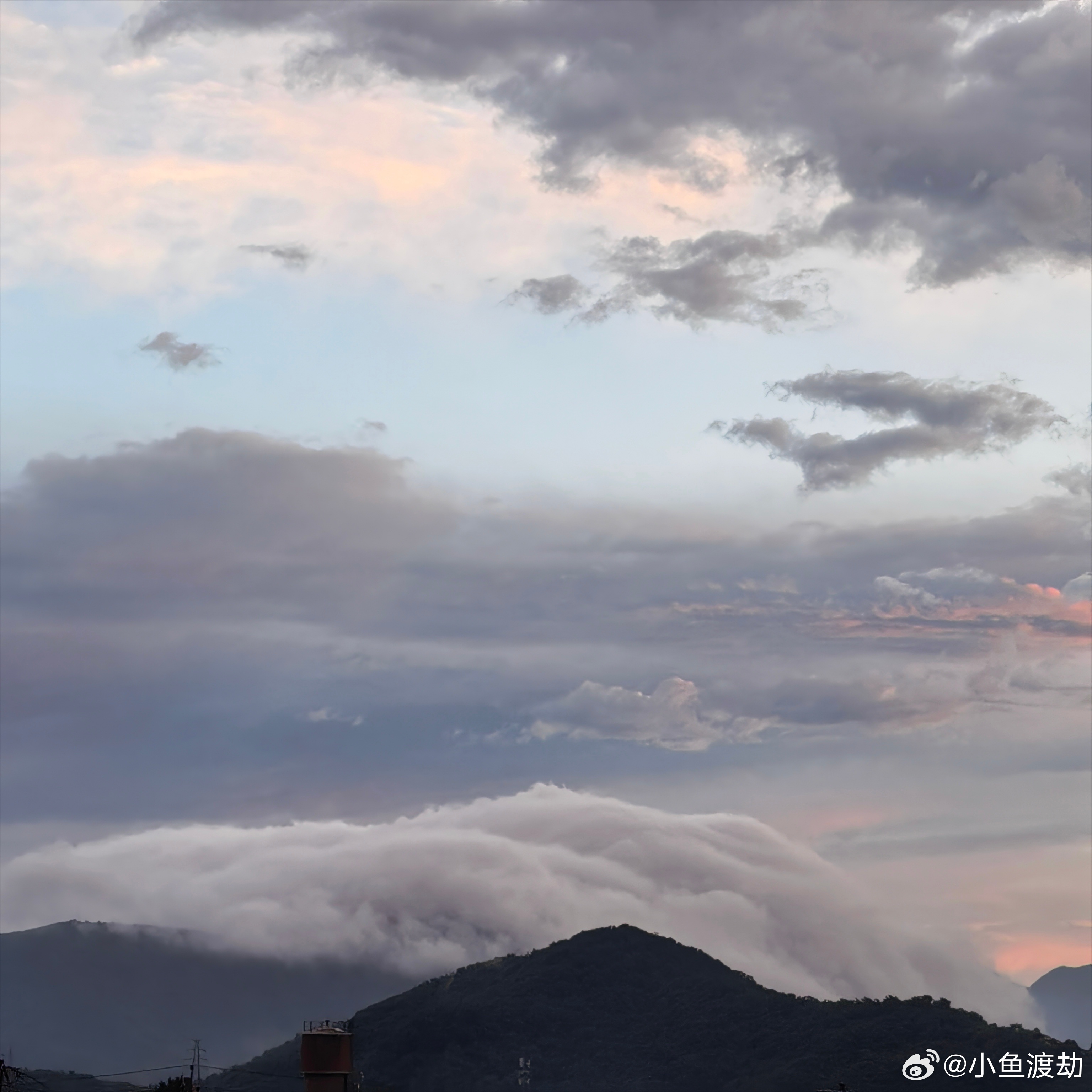 你有没有在深夜，把聊天记录从头翻到尾？看着那些甜到发腻的话，再看看最后那几句礼貌