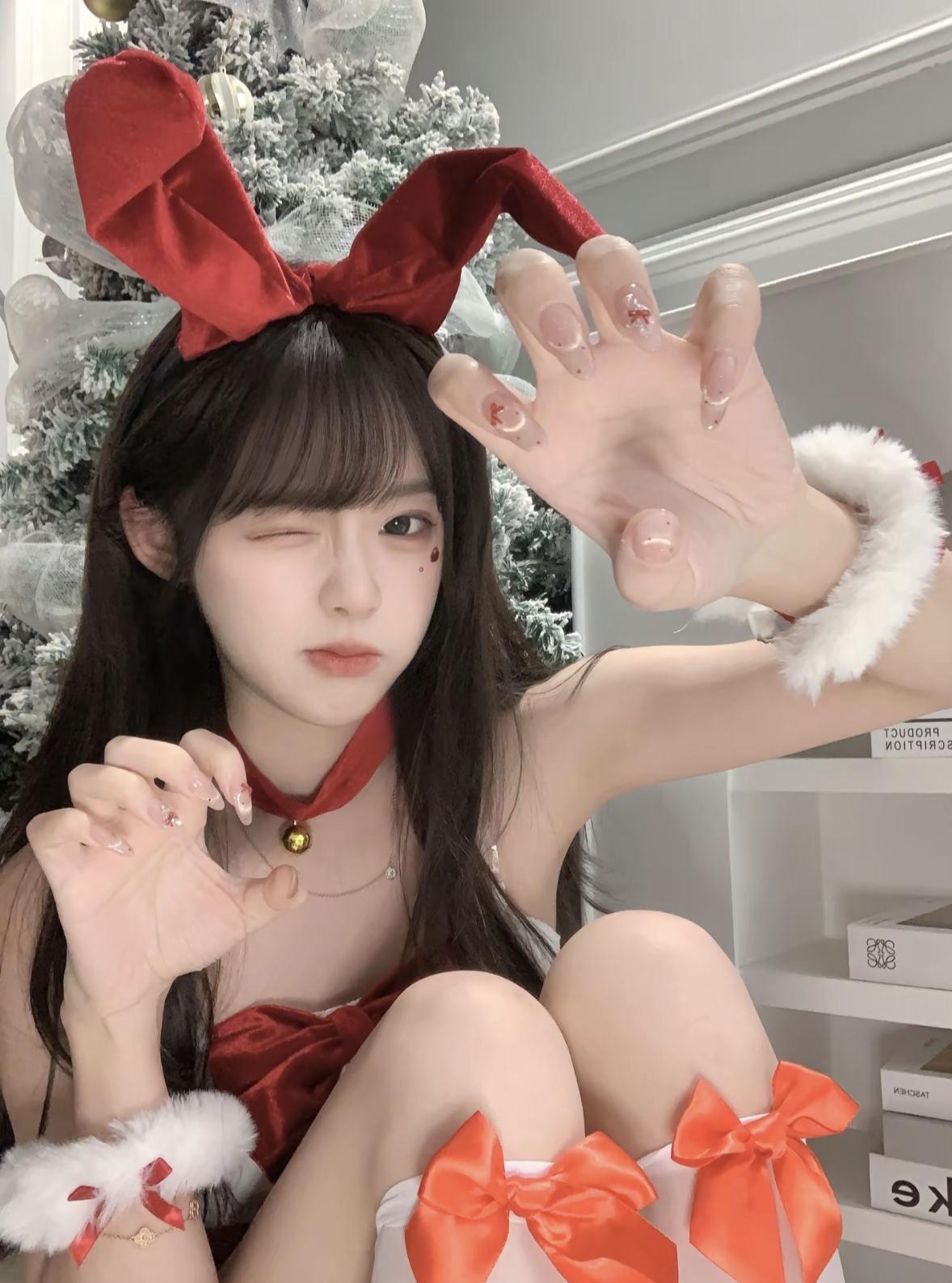 圣诞氛围满满，兔耳朵发饰可爱又俏皮，快来一起过圣诞吧-今晚不吃鱼！🎄🐰女孩