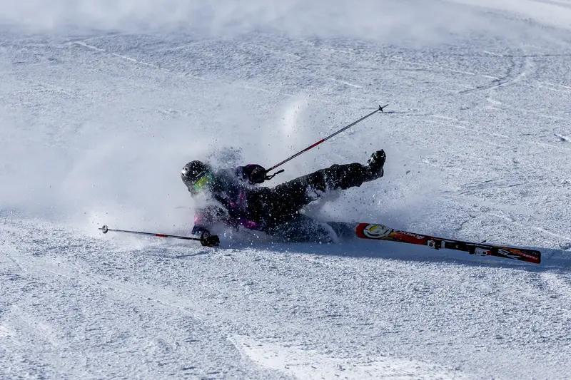 滑雪意外需警惕！户外玩乐别让身体遭无妄之灾
 
冬季滑雪成热门休闲项目。不少爱好