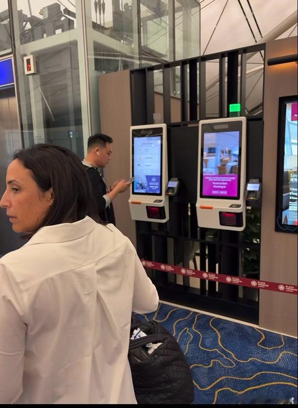 网友香港机场偶遇孙宇晨 ​​​