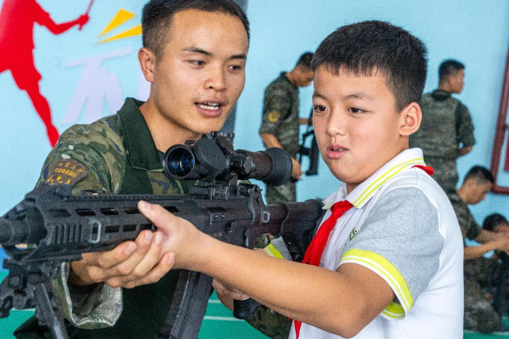 重庆市星光小学师生走进武警重庆总队船艇支队，近距离感受军营生活（八一青春方阵）烽
