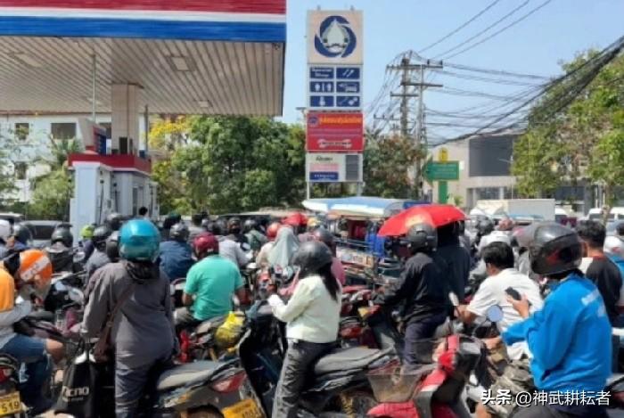 电车司机可以笑笑了，很多国家目前因为波斯湾封锁，开始限制销售石油，拉出了配额牌。