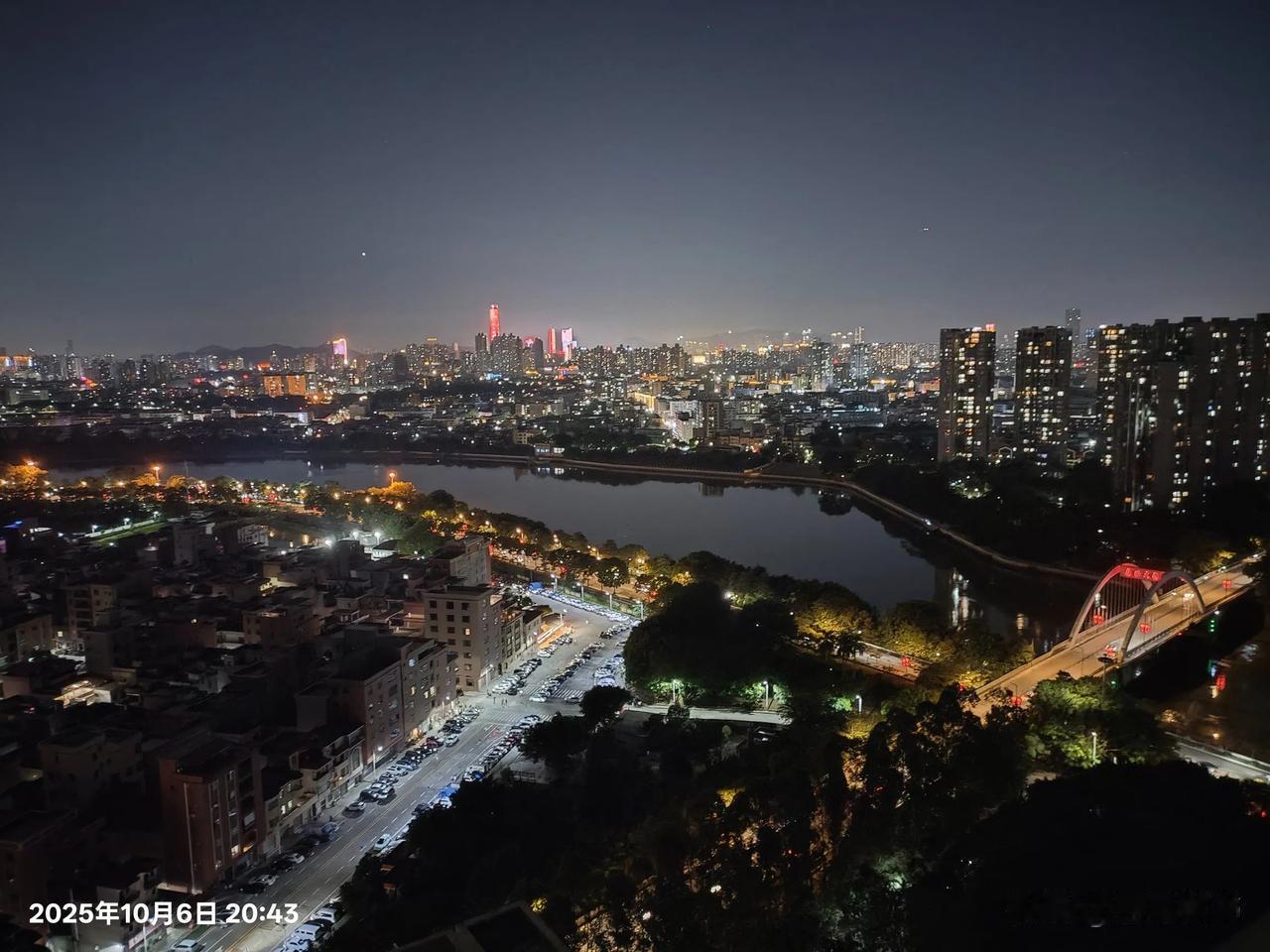 中秋话月夜
文/西早

30层以上的视线
覆盖山峰以外所有范围
银河落进人间
东