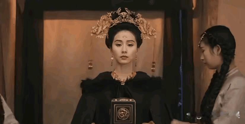 刘诗诗的脖子看起来着实有些吓人，她刻意地挺直颈部以凹出优雅的仪态，但这样反而让人