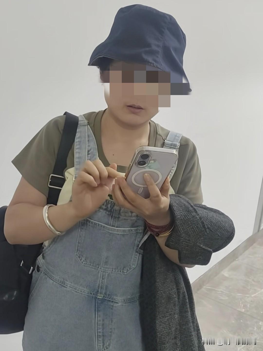 一男博主讲述了昨天的一个奇葩经历，小区有电梯，但他住的不高，偶尔会步行爬楼梯回家