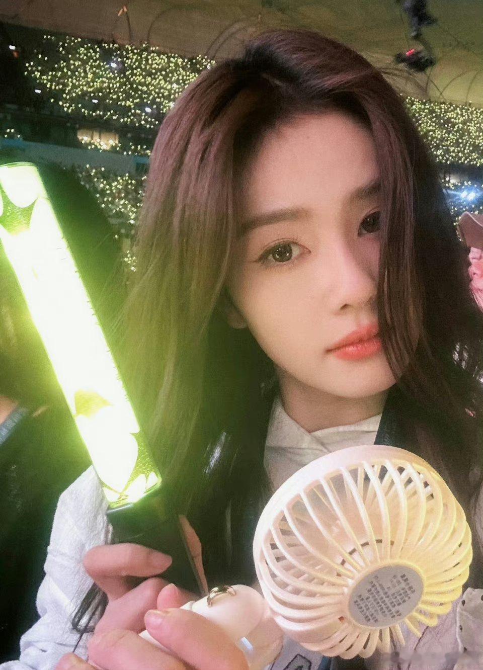 怎么感觉大屏上的白鹿和自拍的白鹿有一点不一样呢？[苦涩][苦涩][苦涩]大屏上那