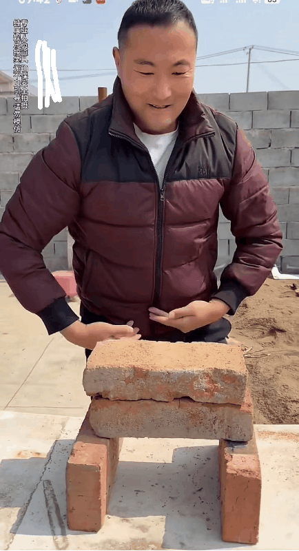 小莫哥单手劈双砖，手起砖碎，稀里哗啦！
不要细看，否则就会有惊喜！徒手劈砖块