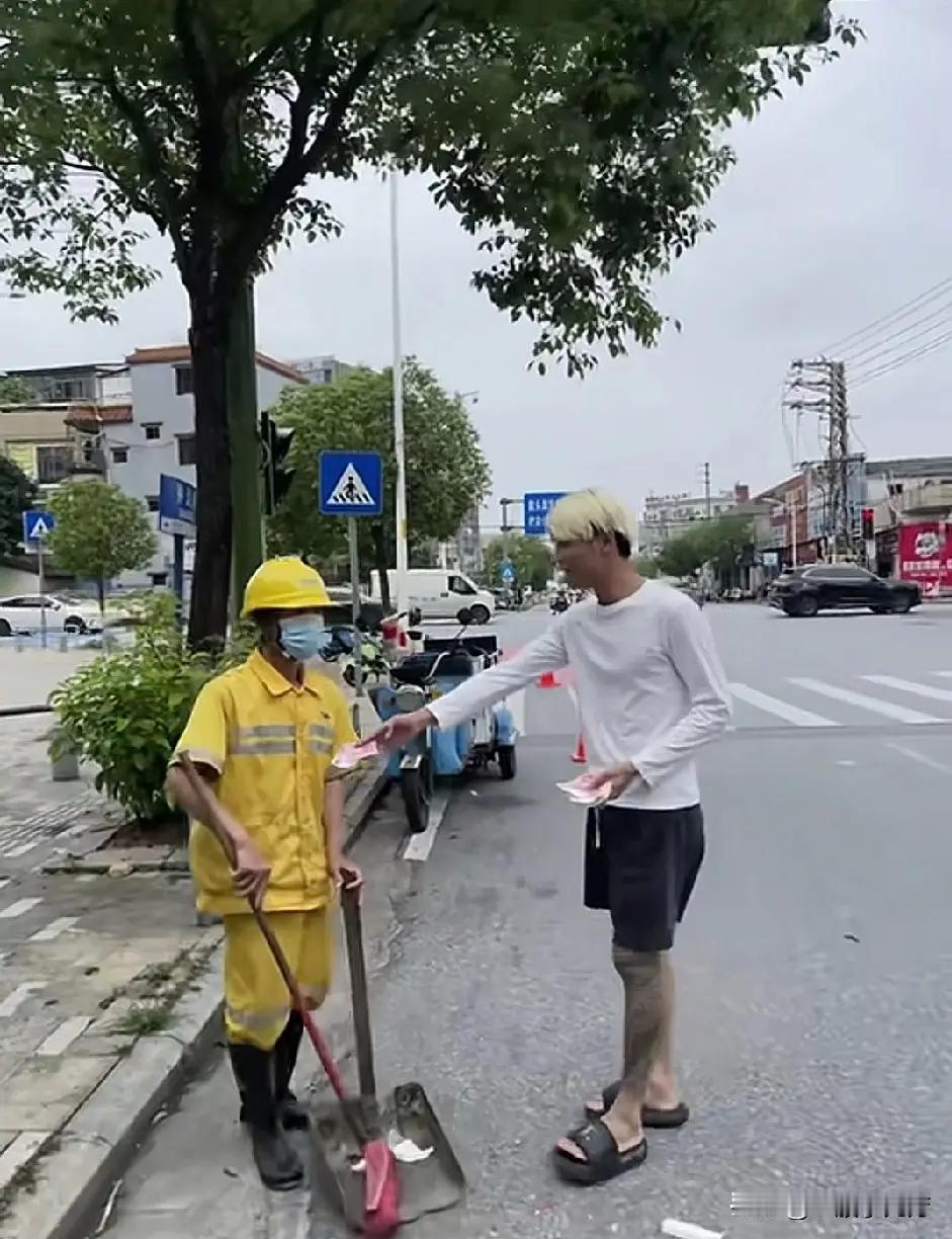 做清洁工一点不丢脸
如果说做清洁丢脸
那么有些干活的，农村挖干田，溅泥水一身不也