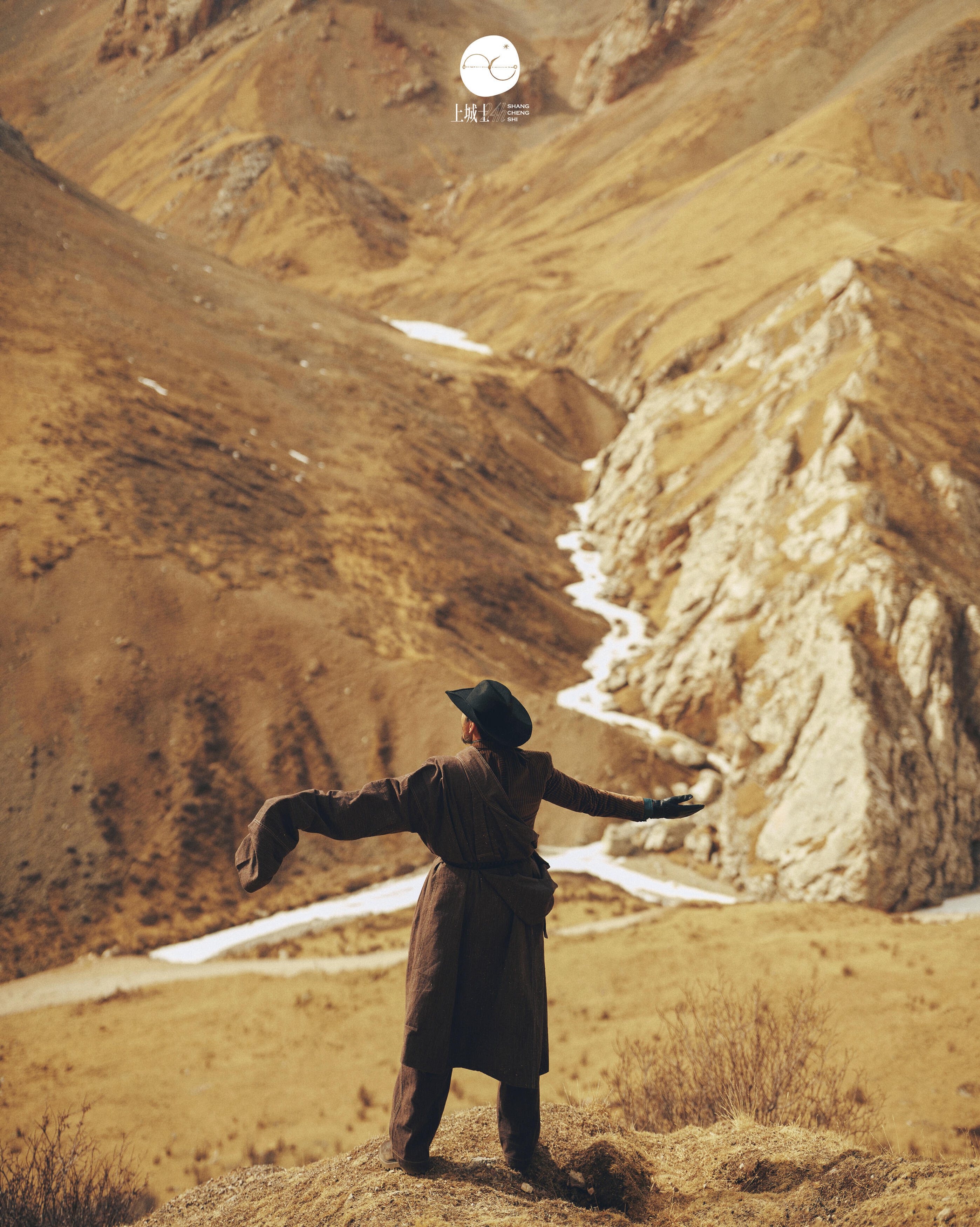 影帝金巴席地而坐做采访 独一份的生命力质感，不愧是塑造经典角色的影帝 