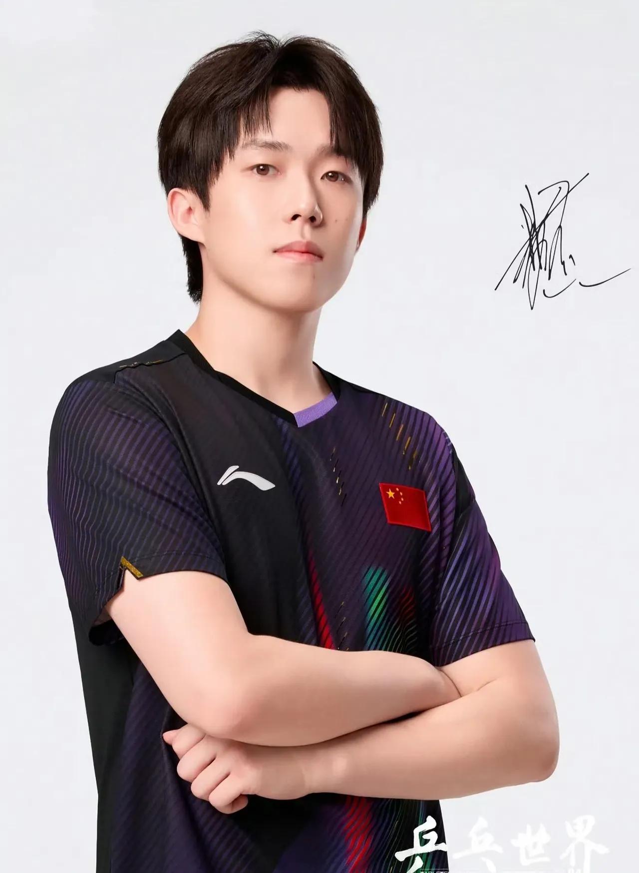 王楚钦登上《乒乓世界》4月刊封面，封面下角王楚钦，只想向上，只想赢，王励勤保持初