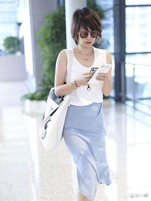 马伊琍机场私服好时髦！白背心配蓝包臀裙，简约又清爽。 ​​​