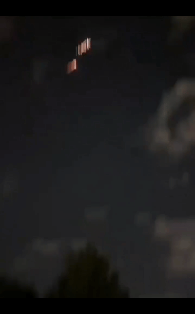 今天凌晨，伊朗导弹抵达以色列特拉维夫上空，集束战斗部裂开，抛撒的子弹药扑向地面。