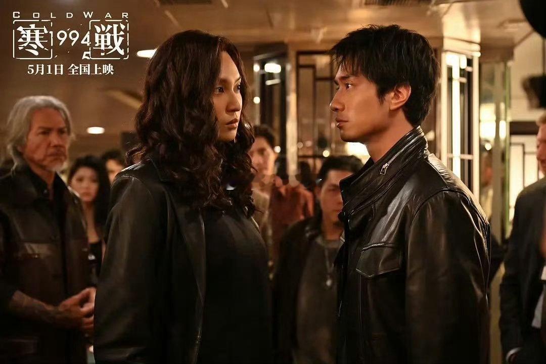 李文彬和阮若兰也太带感了，前一秒举杯对峙，下一秒枪战救命，摩托逃亡那段又燃又好嗑