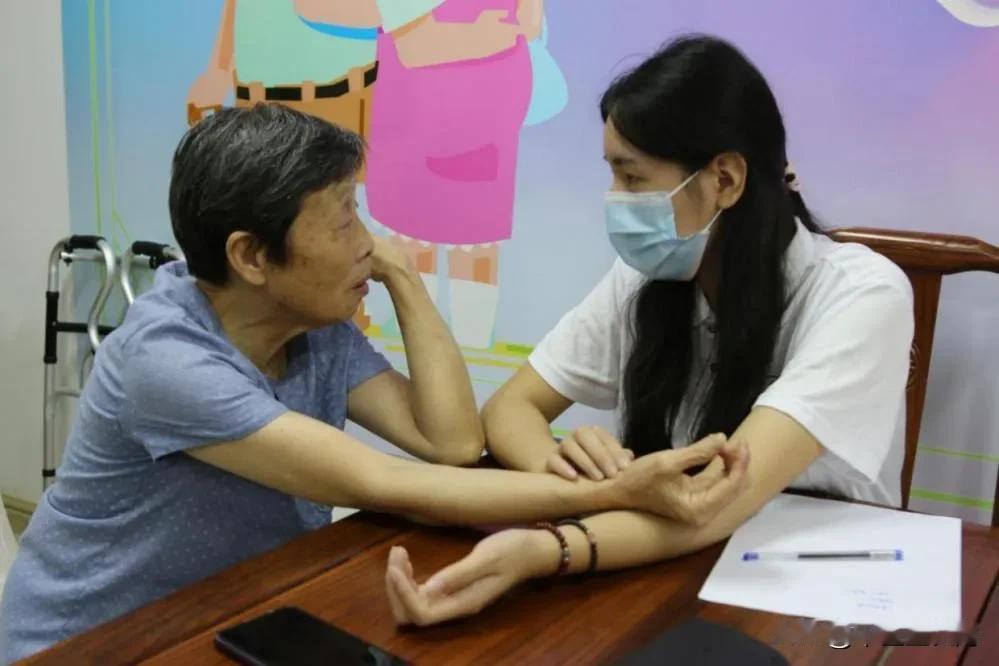 “用胳膊当脉诊”－－无意间看到一张医科大学生三下乡社会实践的照片，颇有感触。图片