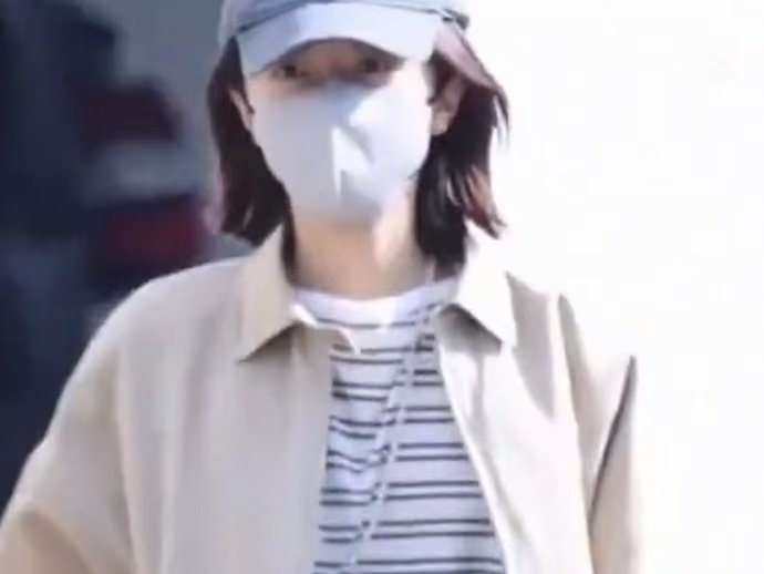 宋威龙黑色皮衣帅得直戳心巴，赵今麦清爽灵动自带元气滤镜，两人同框满是冬日现偶张力