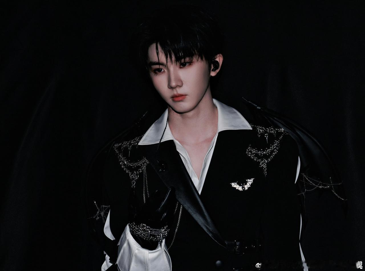 吸血鬼伯爵马嘉祺可以去欣赏小马的最新微博配合文案品鉴，此男就是如此会钓
@时代少