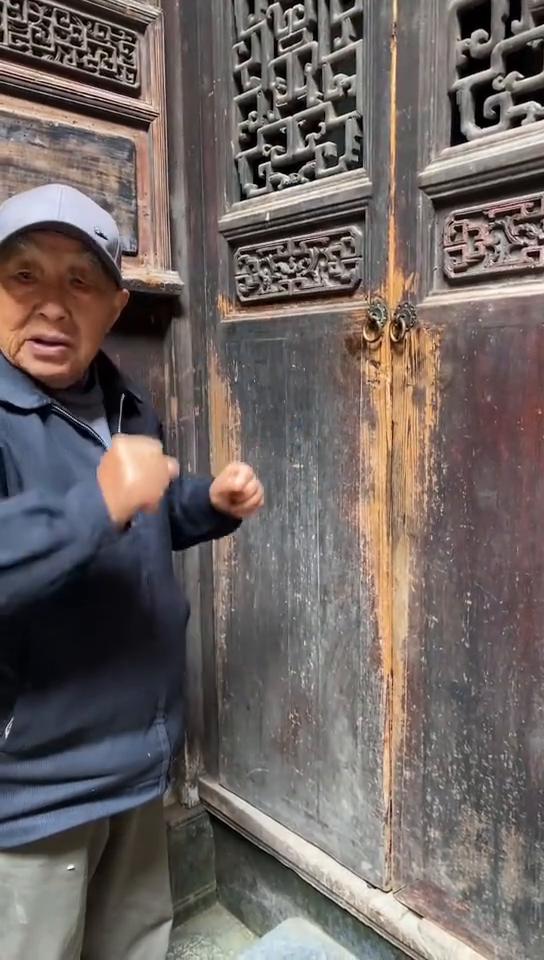 开的门，一个里一个外，这个东西这一块门是不能进去的，进不了，这一块门是出不来，不