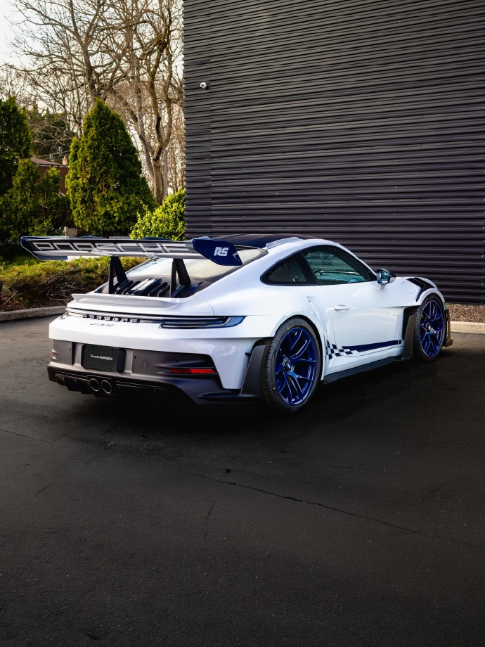 保时捷911 GT3 RS，这台车配备Weissach套件，采用流畅的冰灰金属漆